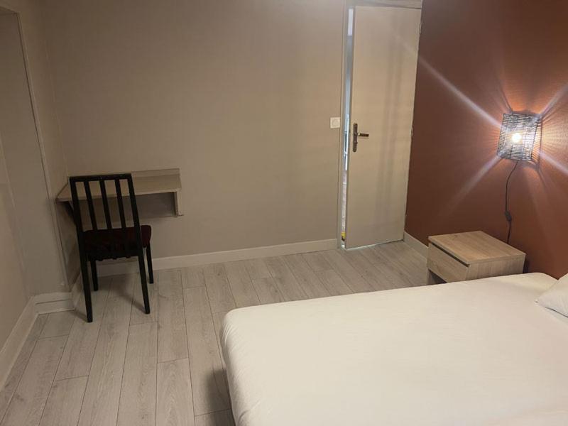 Hotel De La Gare Шатору Экстерьер фото