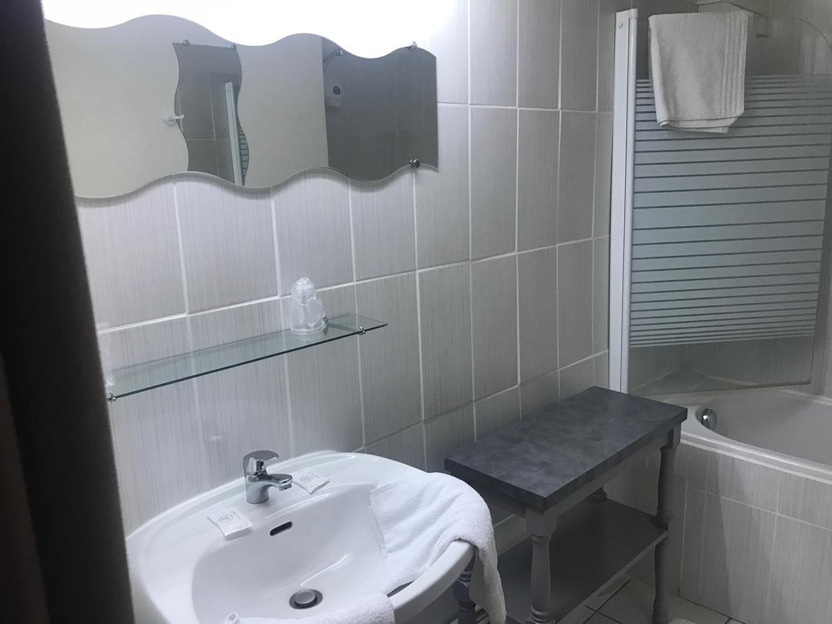 Hotel De La Gare Шатору Экстерьер фото